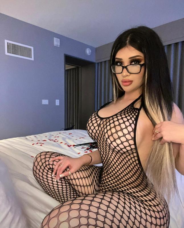 Escort available for hookup service
