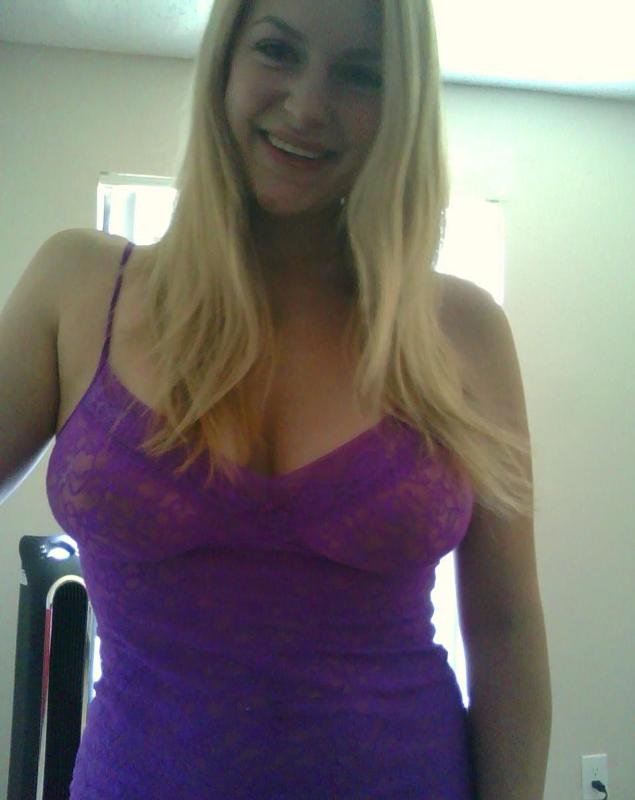 Available for incall and outcall hookup and massage, hit me up...