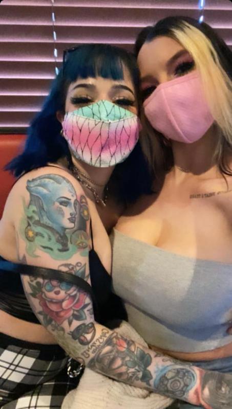 I’m female escort available for👅 hook up plus I sell my hot🥵 nudes and videos