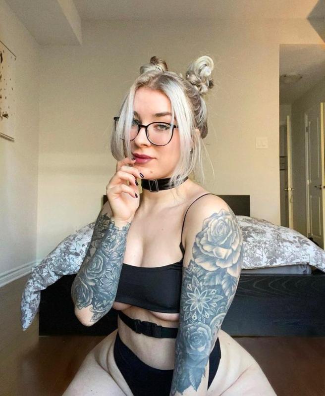 I’m available for hookups 🍆🍆💦💦🍑