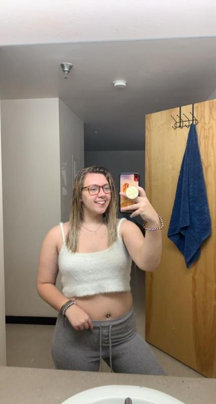 Horny asf HMU I’m available👅😍