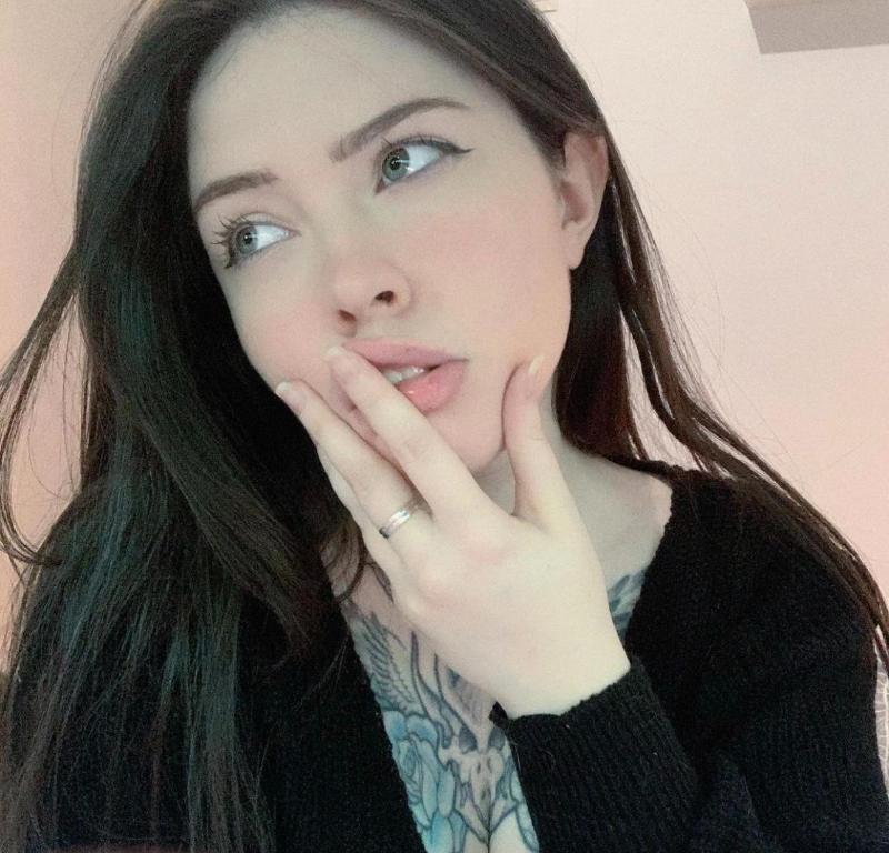Escort available for hookup