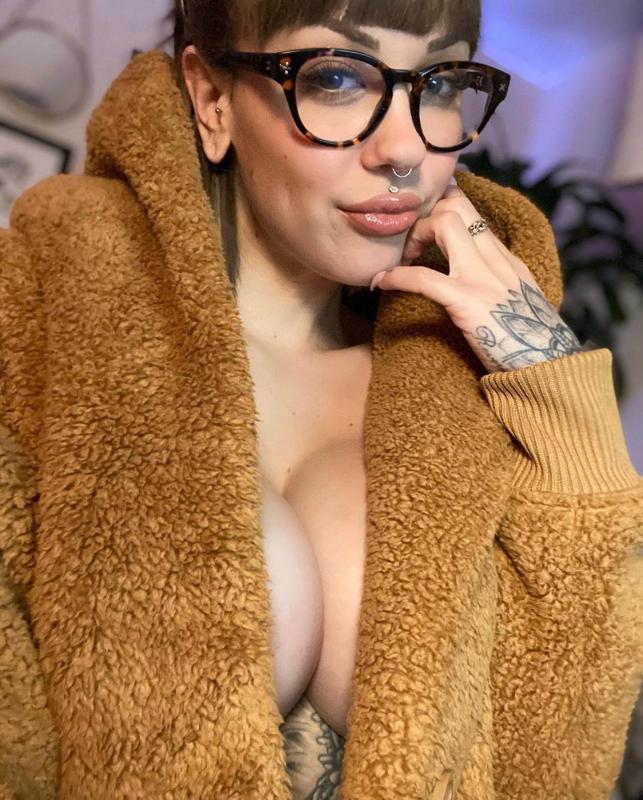 I’m hot and ready to be fucked😋🍆🍑