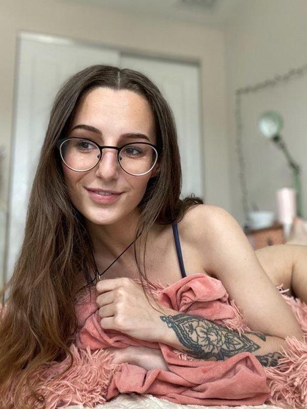 Hey 👋 I’m Doris 💕💕available to have some fun💦🍆.