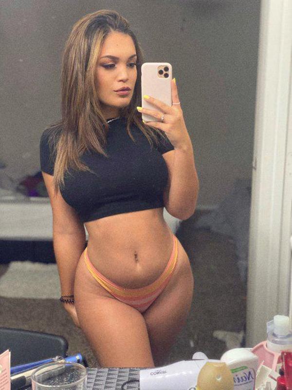 I’m available here for hook up 🍑🍆💦