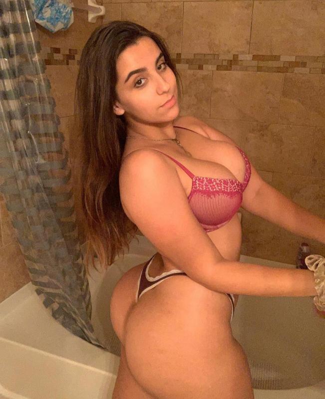 I’m available for hookup only👅🍆💦🍑