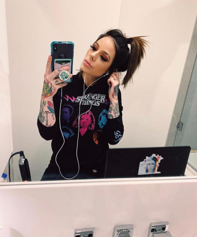 Escort available for hookup