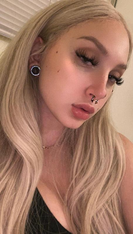 Available for hook up 🍑🍆💦