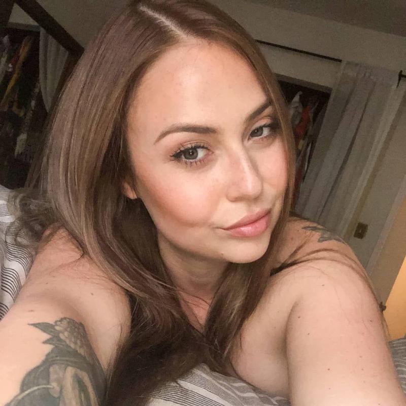 Escort available for hookup