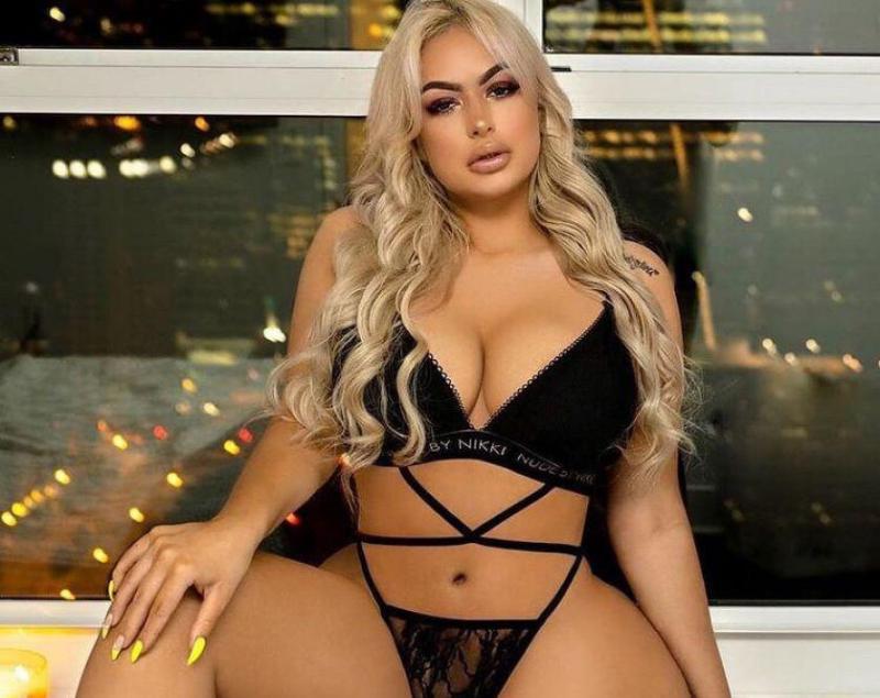 Hello guy’s im Eve naughty girl new in town ! :*
