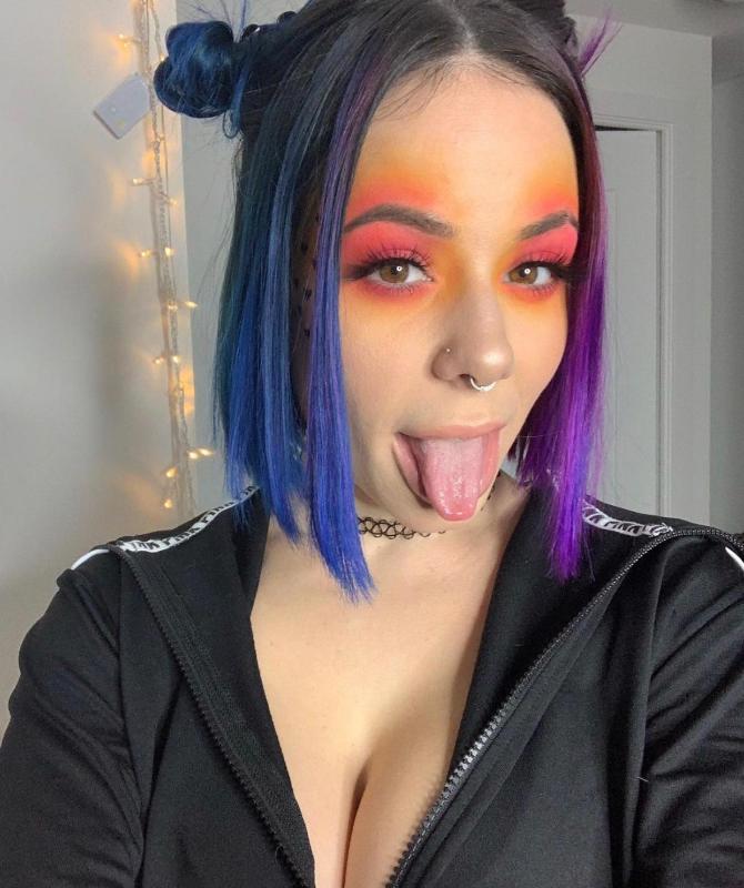 I’m hot and ready to be fucked😋🍆🍑