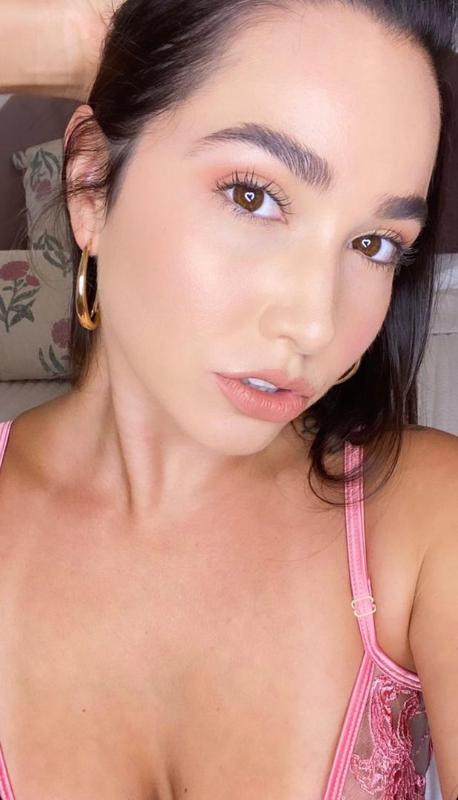 I’m hot and ready to be fucked😋🍆🍑