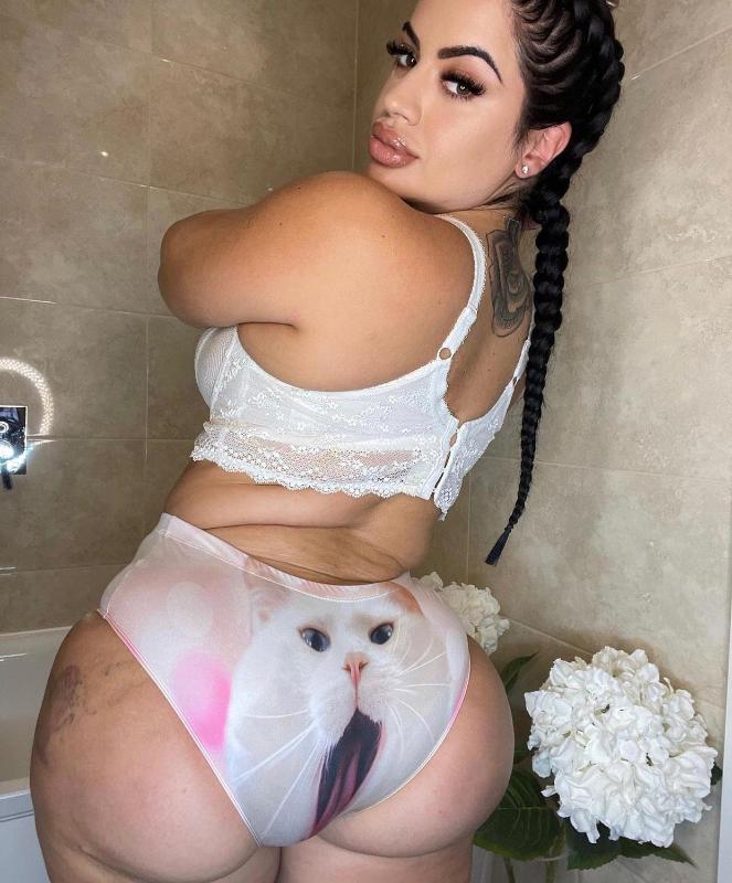 You want to stroke my kitty 🐱 pant 🥵🔞 HOT BABE TO SATISFY YOU