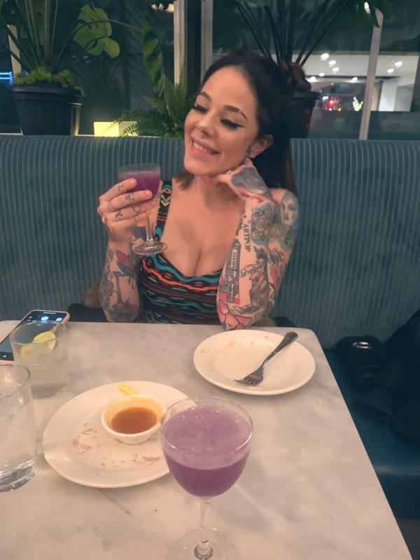 Escort available for hookup