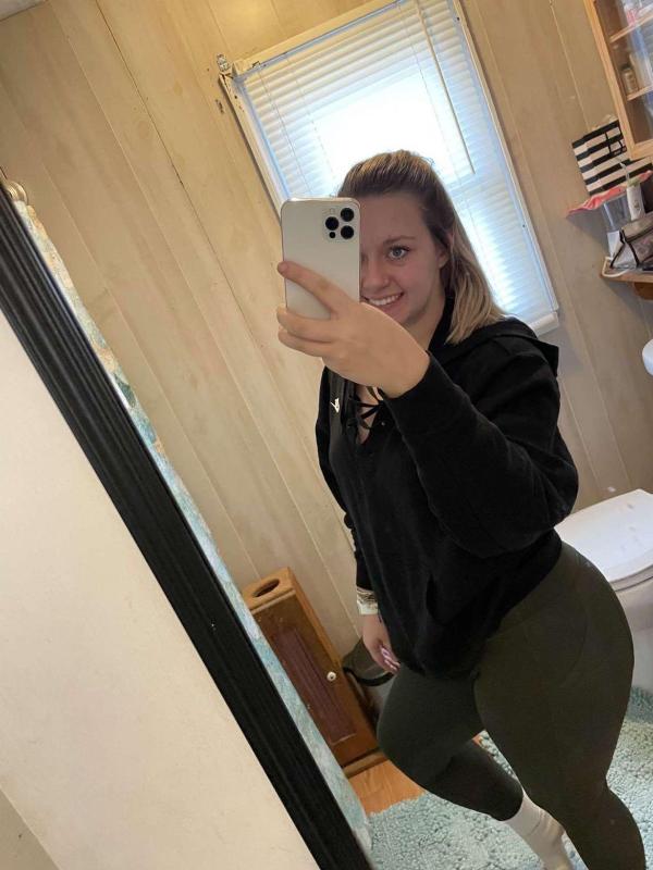 Horny asf HMU I’m available👅😍