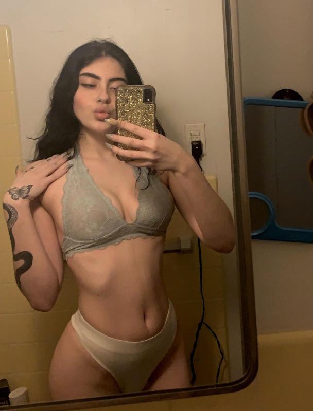 I’m hot🤤 and ready to be fucked😋🍆🍑