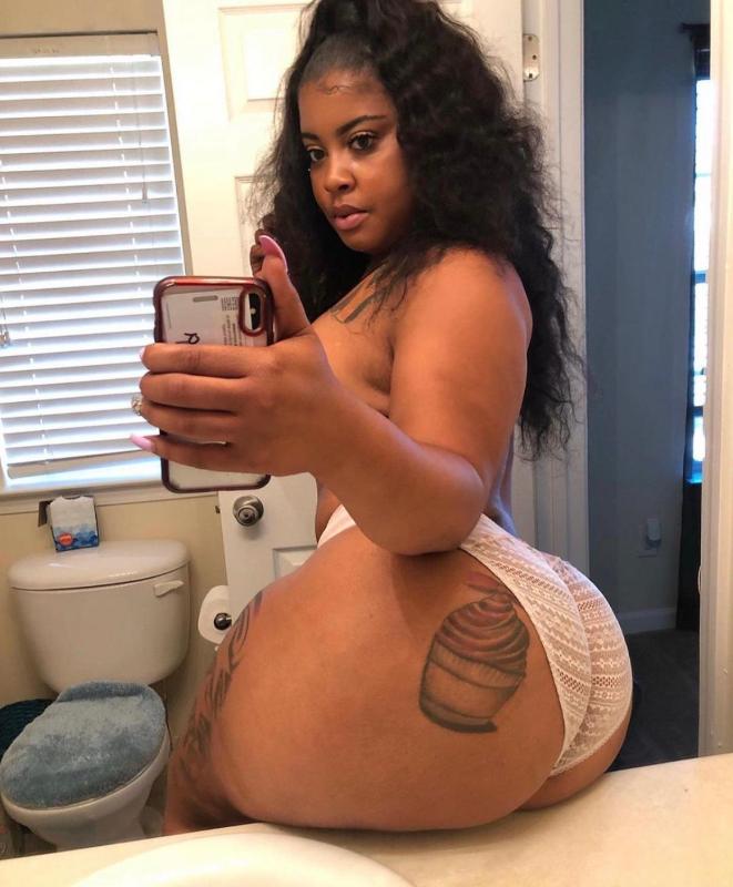 Available for hook up 🍆😈🤤