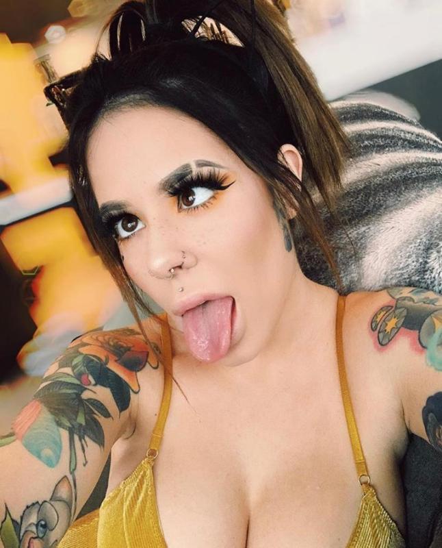 DOWN FOR FUN AND HOOK UP HMU ON SNAP SUSANJANE86
