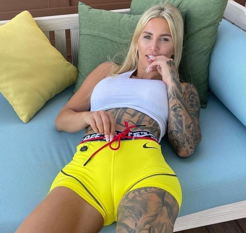 Escort available for hookup