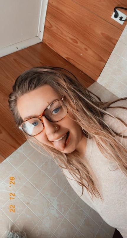 Horny asf HMU I’m available❤️👅