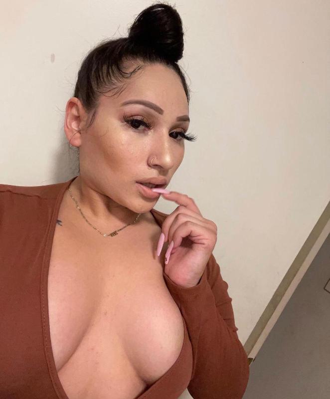 Available to fuck now.. Very Juicy and Sweet😍