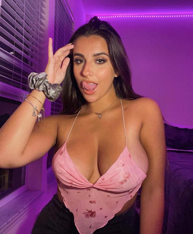 Add me on Snapchat Christiana_9858 . I’m a hot lady who loves hot Sex ❤️😍