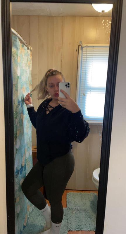 Horny asf HMU I’m available👅😍