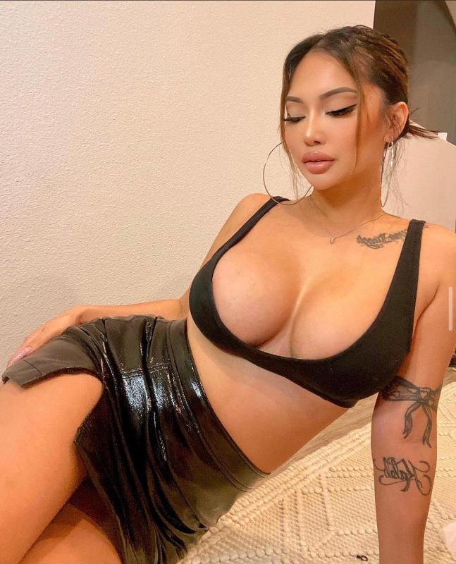 am Ashley sweet Sexy Nasty 😋 your complete late night freak,🍆😁 check me out