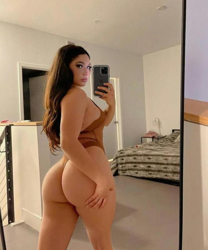 Down to fuck at sweet rate 😘💋