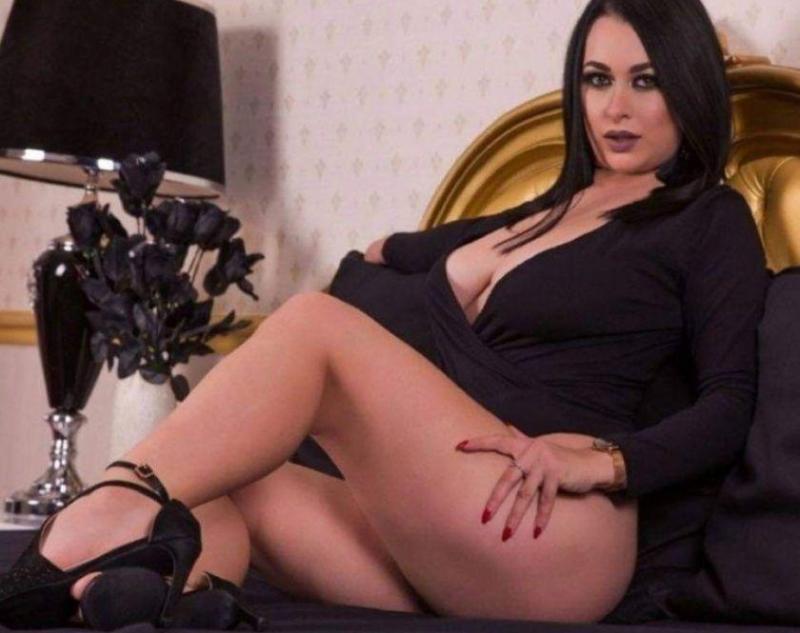 Samira new brunette girl in town!