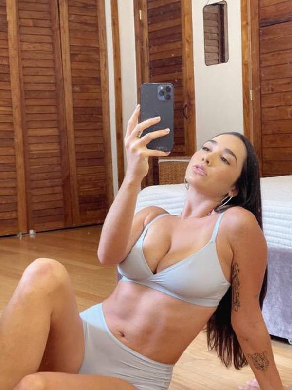 I’m available for hookup I’m independent And a professional hooker