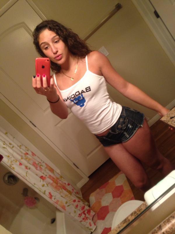 Looking for a sexy girl to play with am available