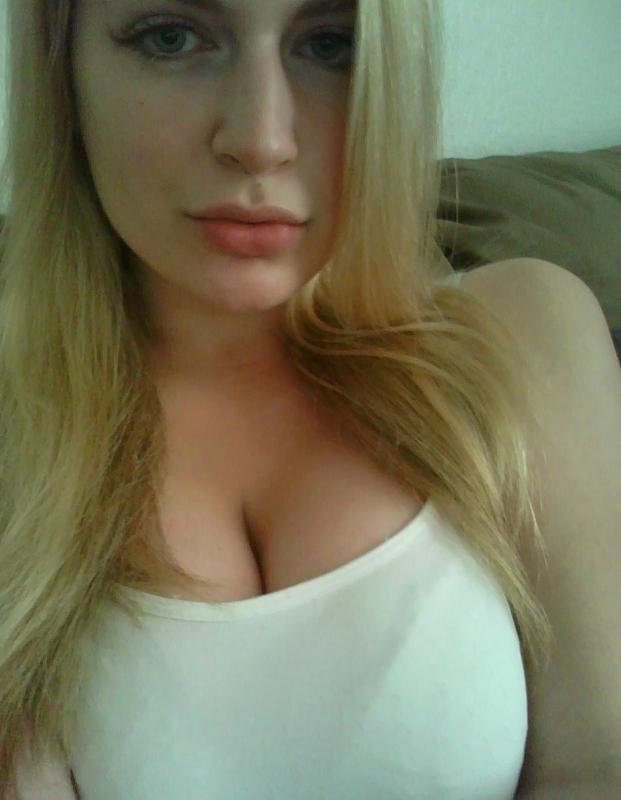Single Mom Blow-job outside & maybe car fun